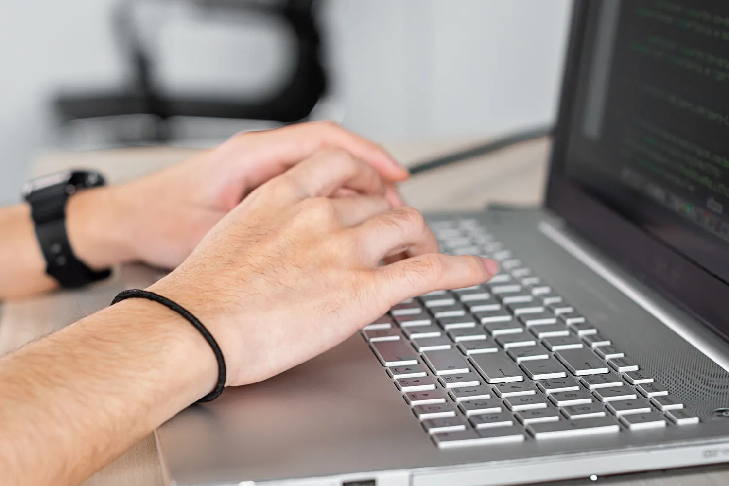 Mans damunt el teclat d'un portàtil actualitzant el web per tancar forats de seguretat