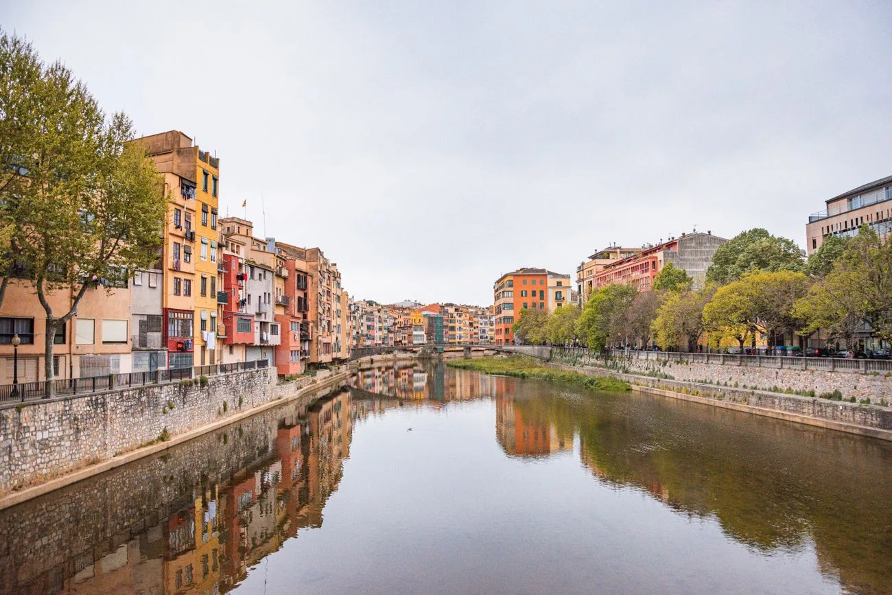 Casas de colores sobre el río Onyar en Girona, zona de trabajo de Magnes Factory