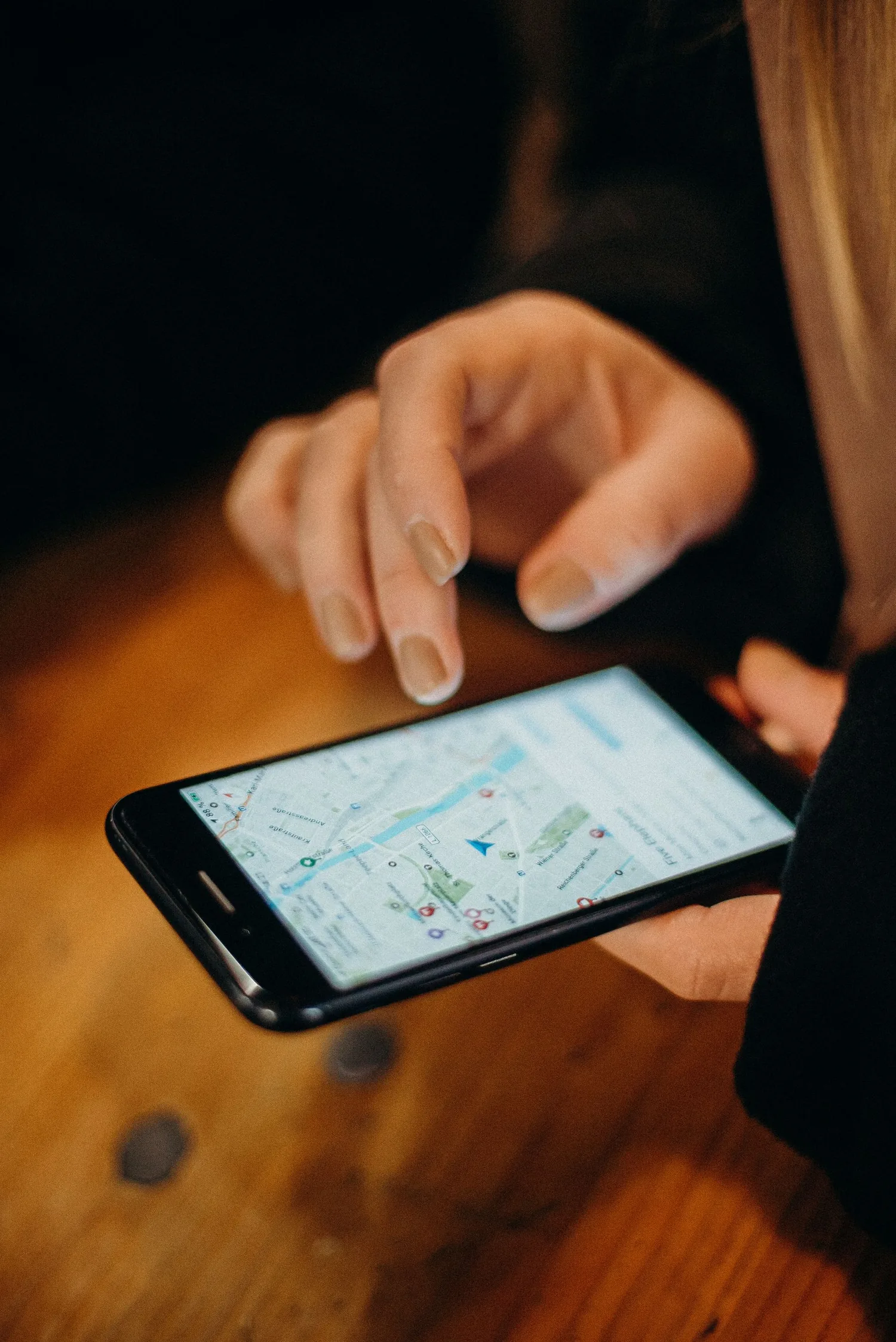 Artículos GMB: buscando un negocio local en el mapa del móvil, donde se ve la ficha de Google