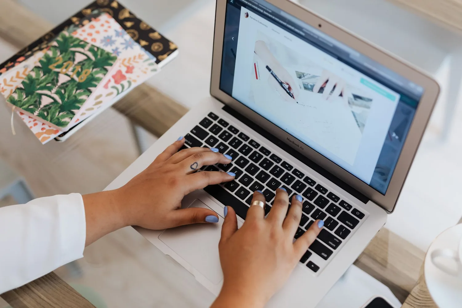 Redacción de artículos web para posicionar en Google, escribiendo en un portátil sobre el escritorio