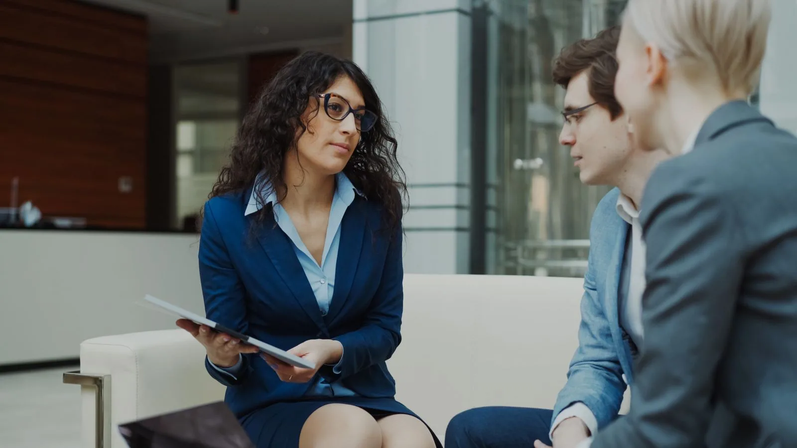 Equipo analizando la estrategia de una empresa durante una auditoría de IA