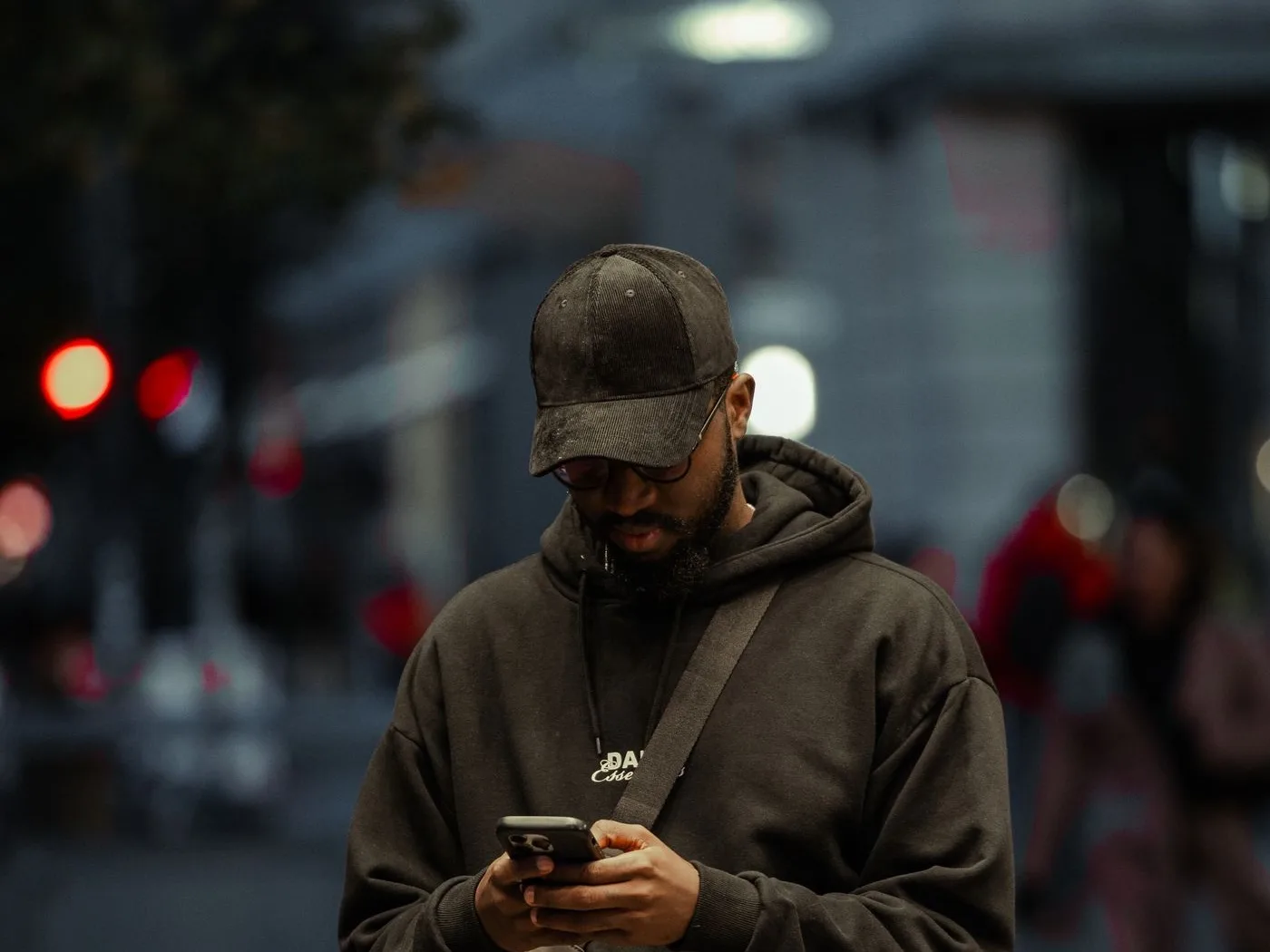 Persona buscando un servicio cercano desde el móvil en plena calle