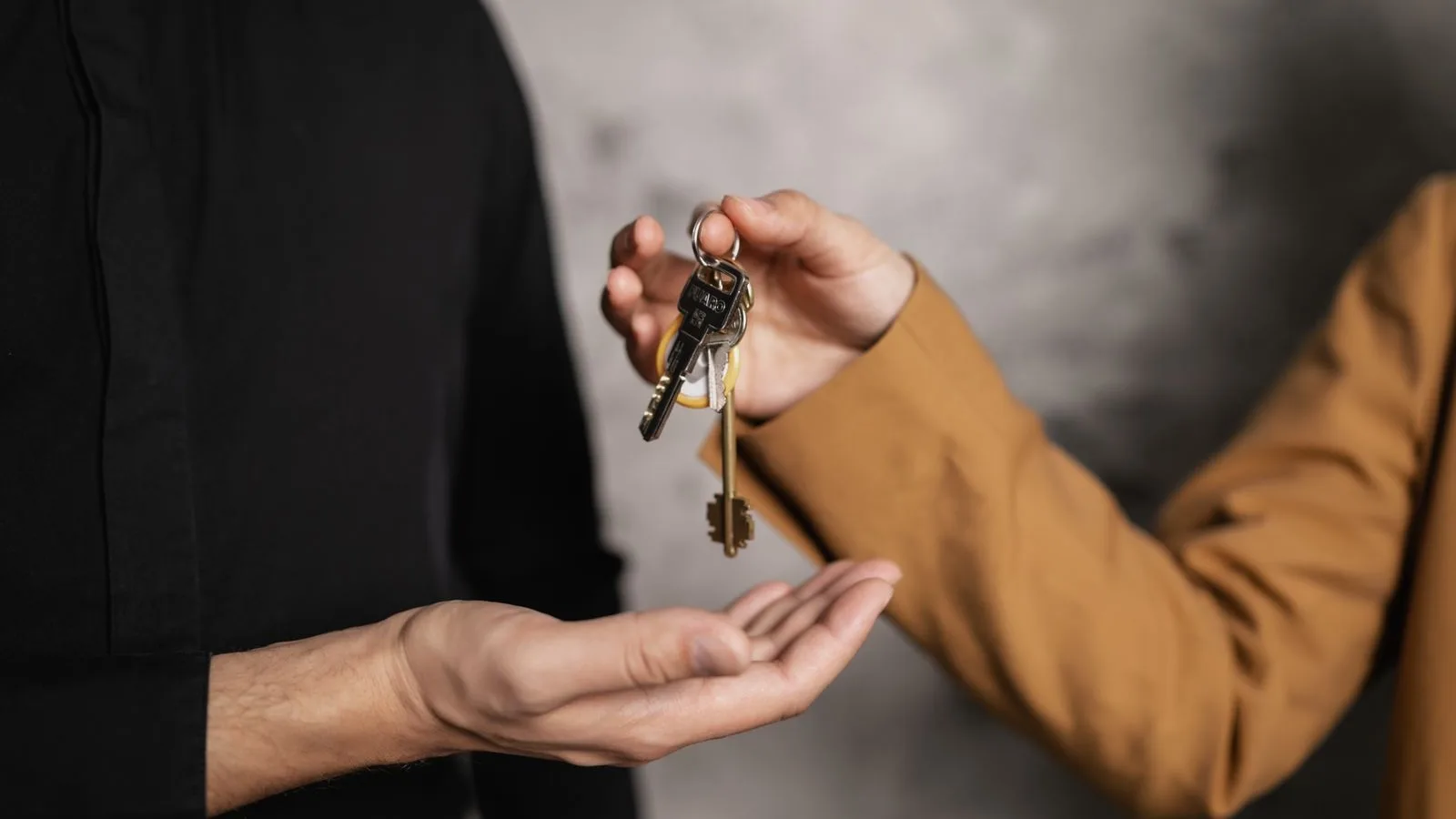 One hand passing keys to another: the handover when changing web agency
