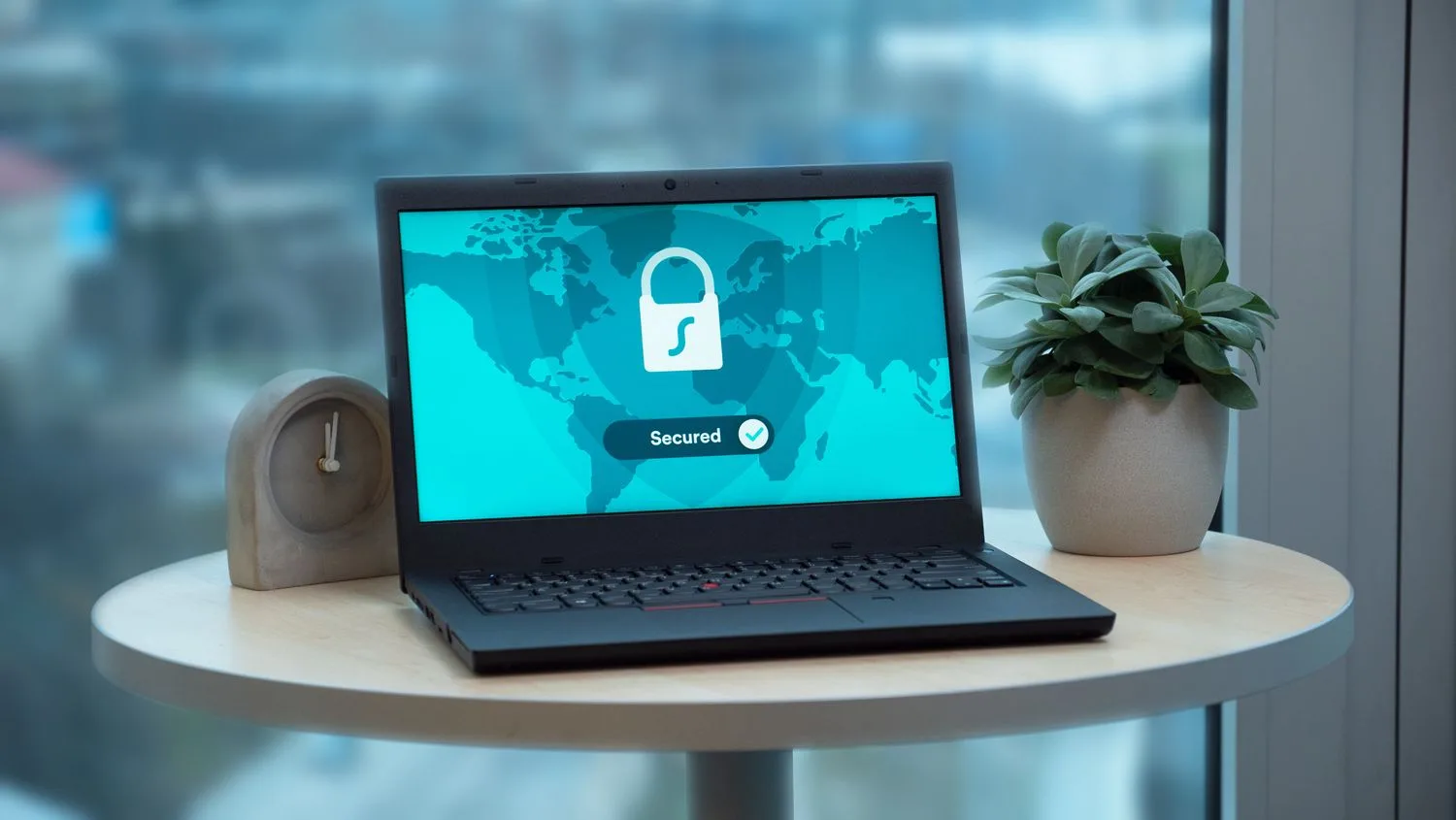Portàtil mostrant el cadenat de connexió segura, el senyal que el web porta certificat SSL
