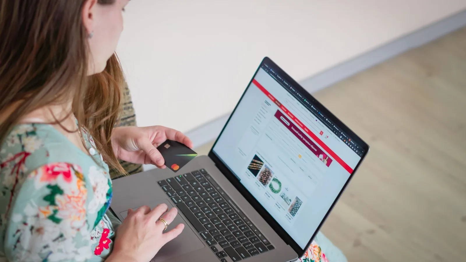 Clienta comprant en una botiga online des del portàtil, el moment en què es fixa si el web és segur