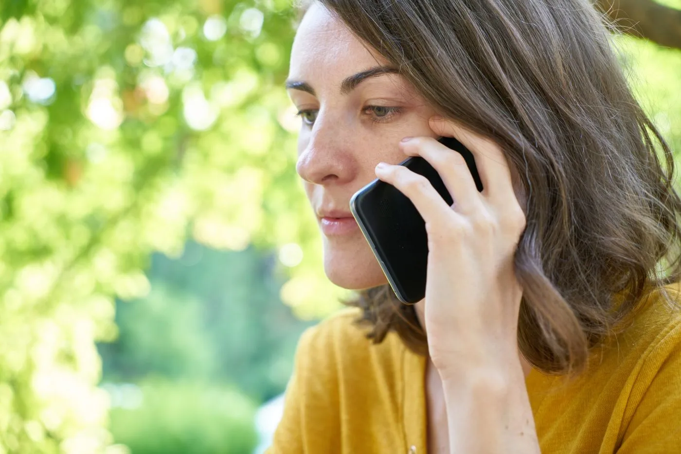 Customer phoning a local business after seeing its listing