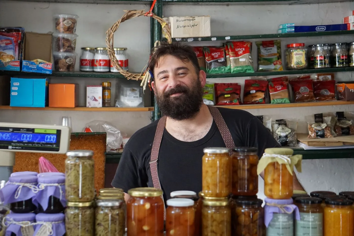 Propietari d'un comerç de barri entre els seus productes, el negoci que competeix al mapa