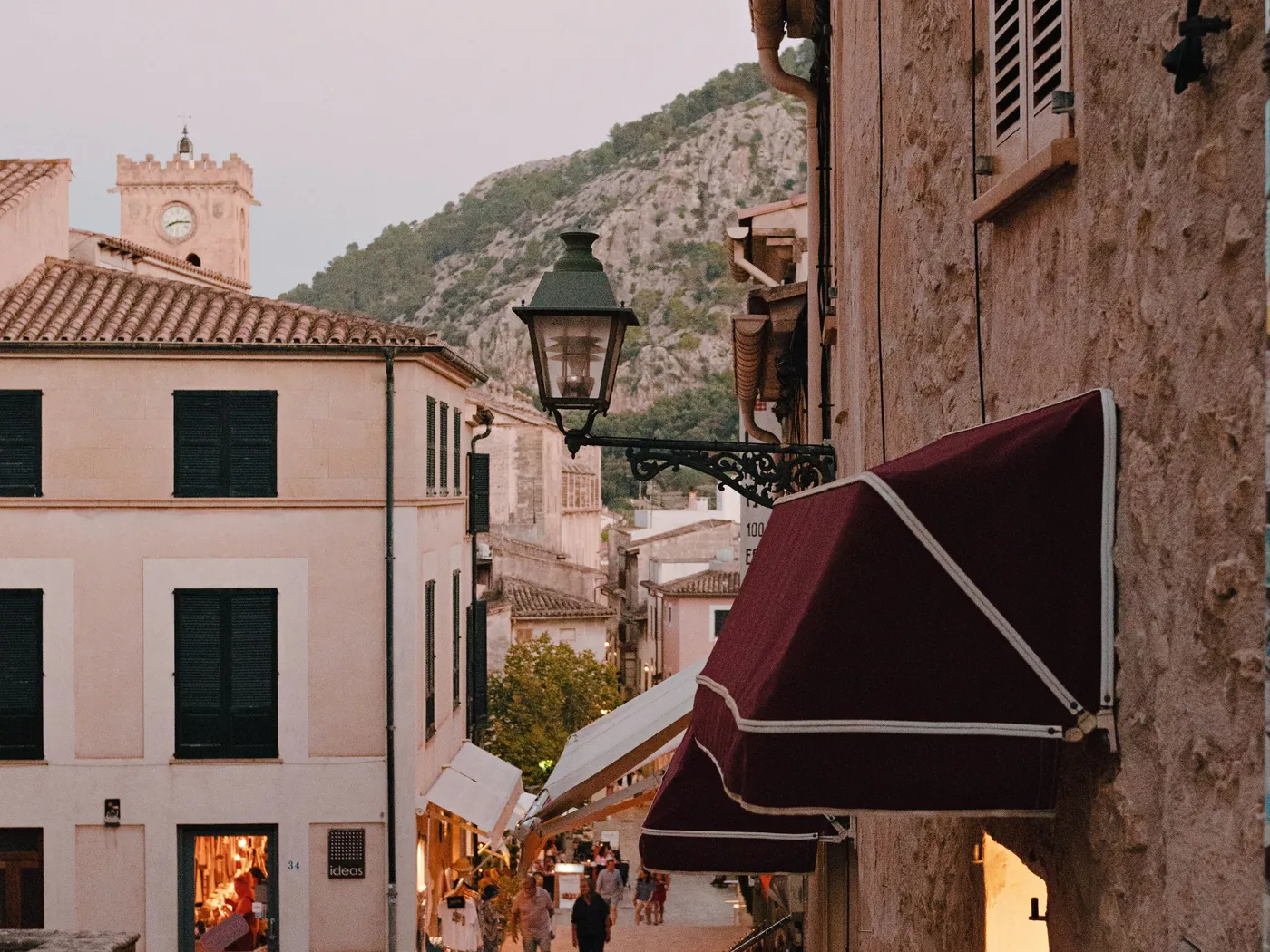 Carrer comercial amb botigues i tendals en una ciutat mediterrània com Mataró