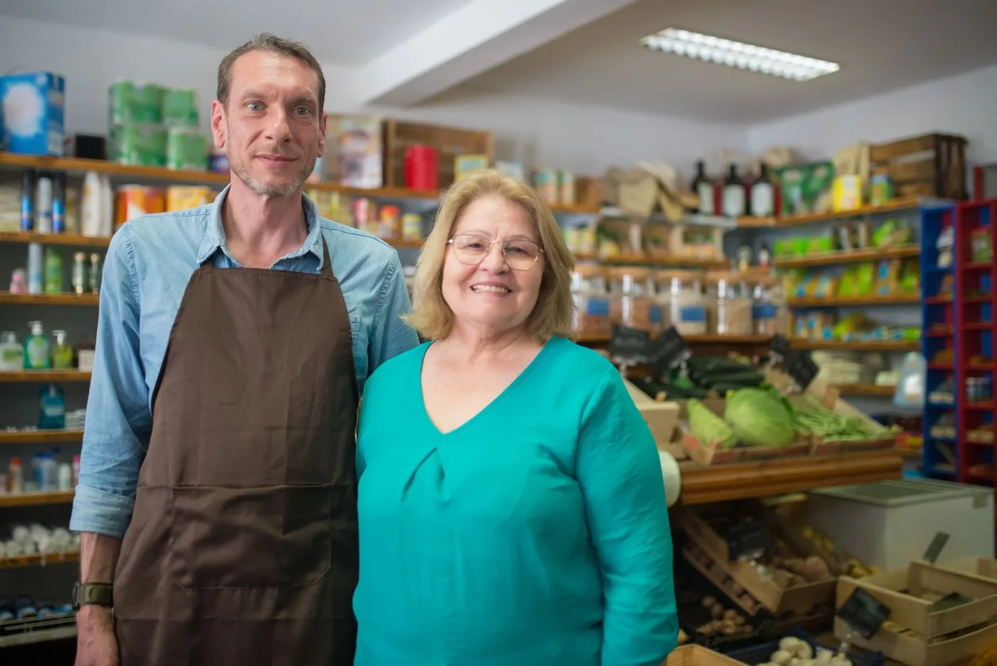 Comerciants atenent a la seva botiga clients que arriben dels pobles
