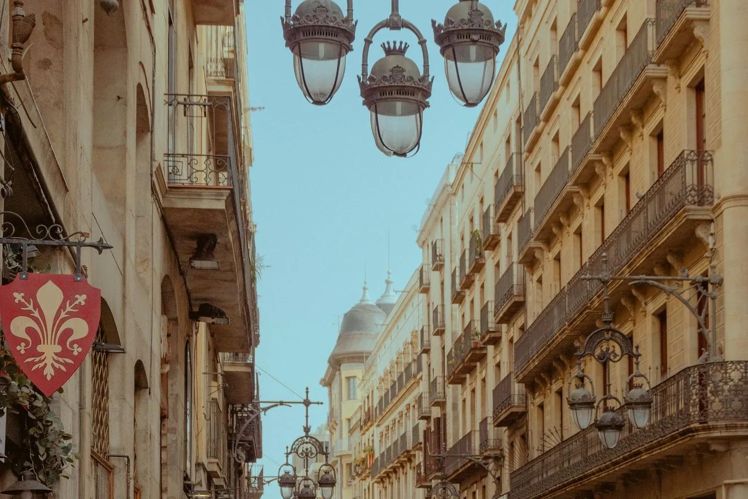 Carrer comercial de Barcelona amb botigues de barri i gent passejant, negocis que competeixen a les cerques locals