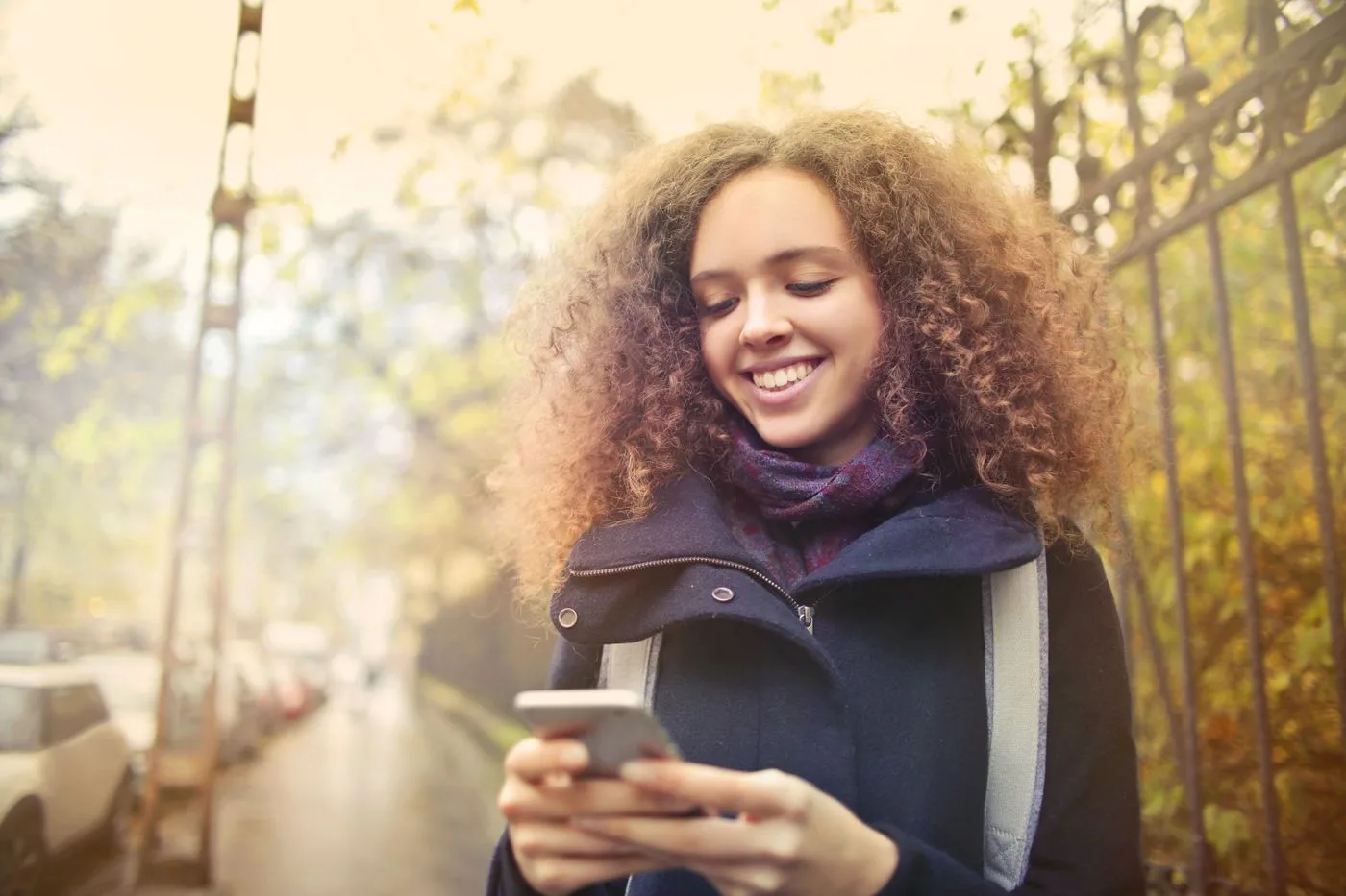Clienta usando el móvil sin esperas después de mejorar la velocidad de la web