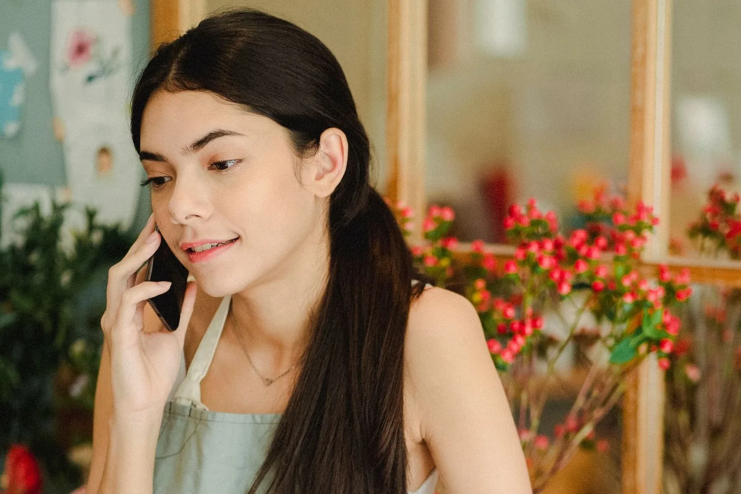 Atenent per telèfon un client en una floristeria: els contactes que porta la publicitat s'han de contestar aviat