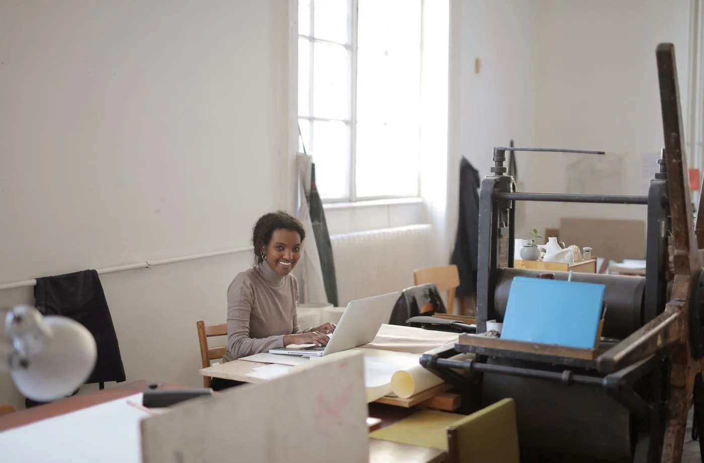 La persona que coordina els avisos treballant amb el portàtil al taller