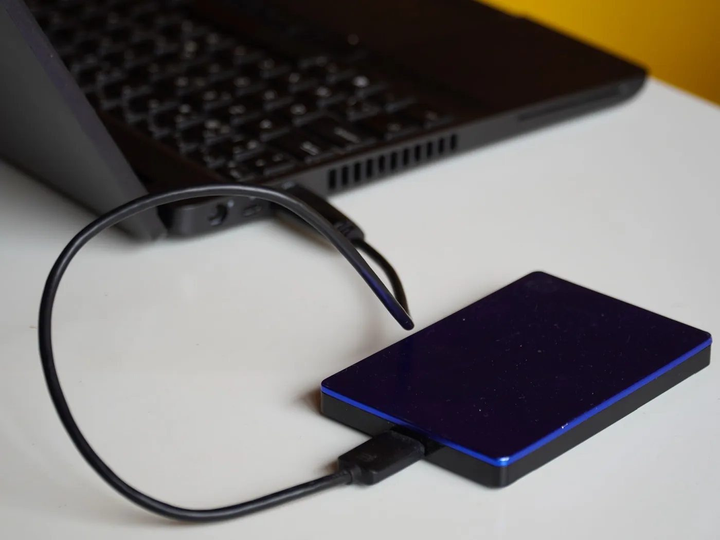 Disc dur extern connectat damunt la taula, la còpia de seguretat que decideix quant dura un atac