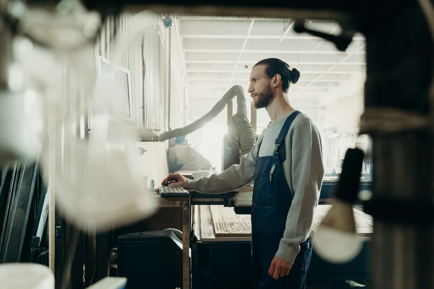 A worker copying data by hand on the workshop computer, the sign that custom software is missing