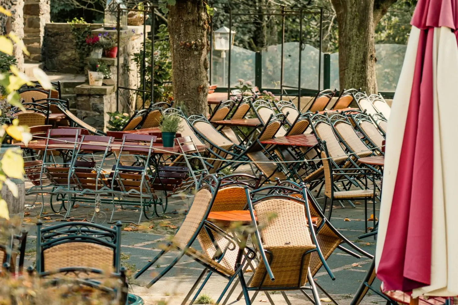 Terrassa d'un restaurant amb les cadires recollides en acabar la temporada: el tancament també es pot indicar a les dades estructurades del negoci