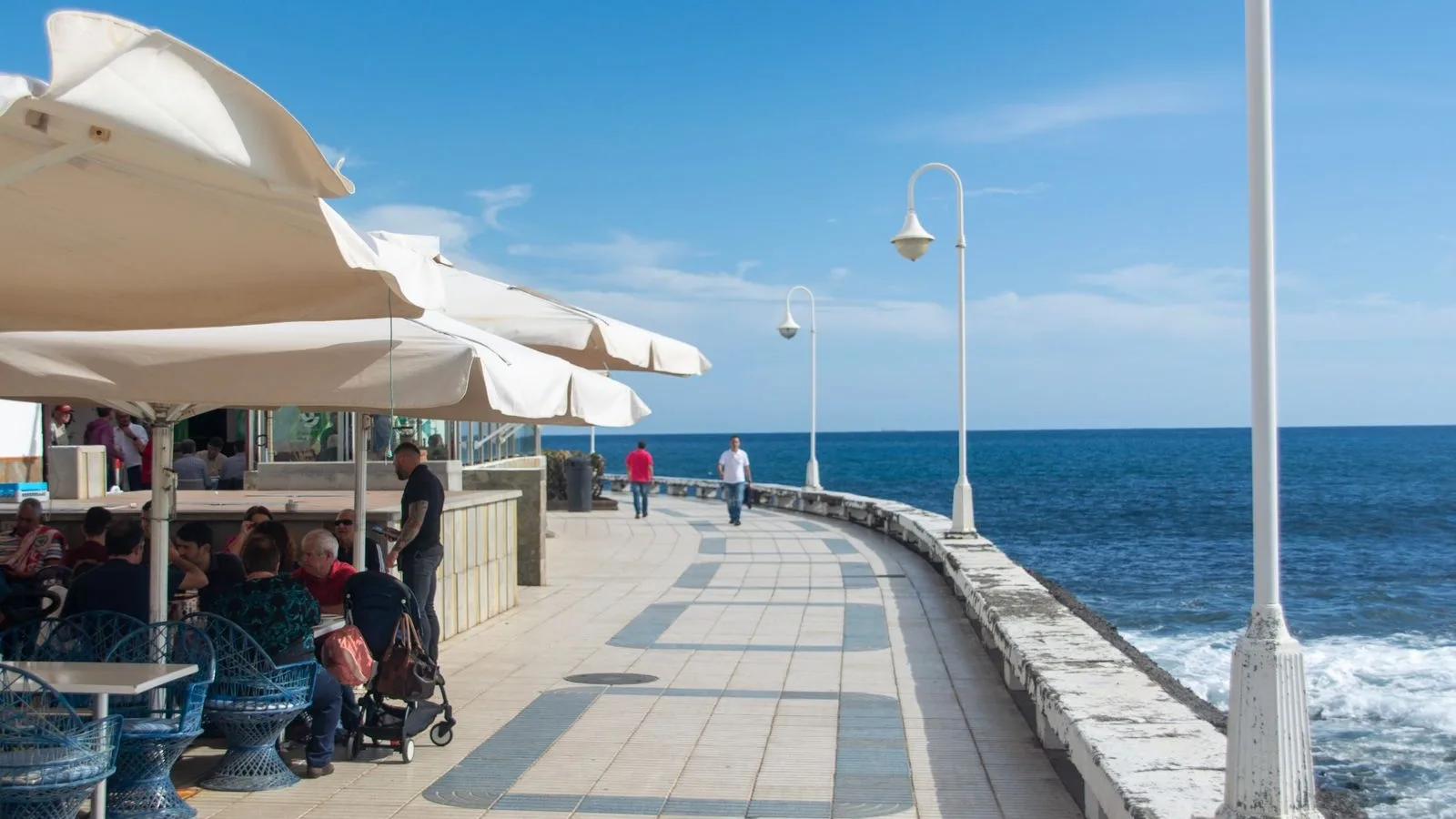 Passeig marítim mediterrani amb gent passejant vora el mar, com el front marítim de Badalona