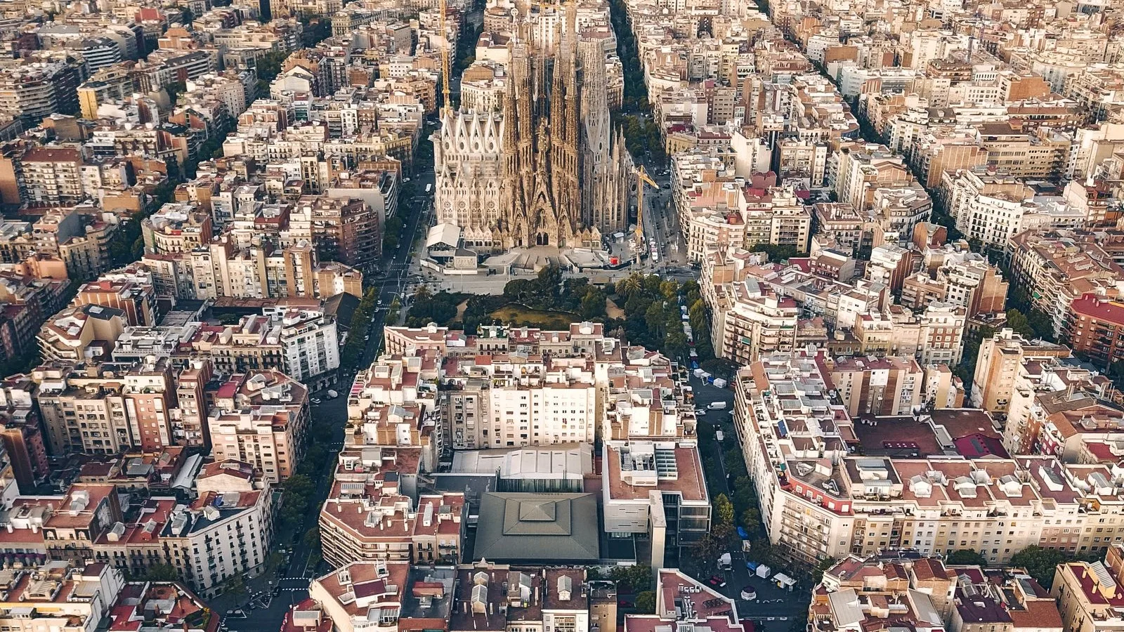 Vista aèria de l'Eixample de Barcelona amb la Sagrada Família al fons