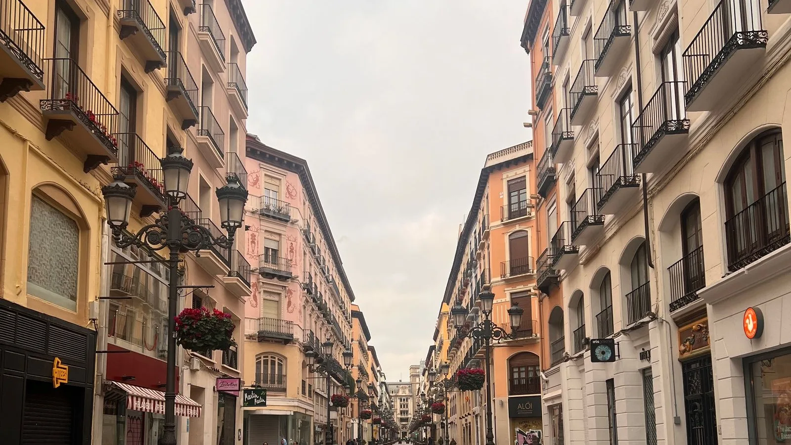 Carrer comercial amb botigues a banda i banda, el tipus de comerç de Figueres que necessita un web que porti clients