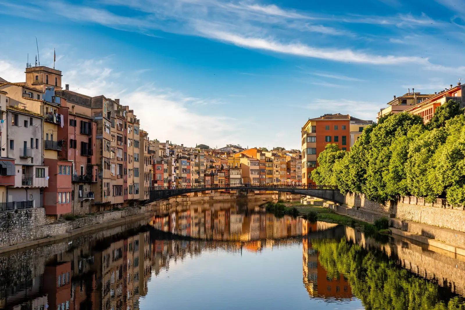 Cases de colors reflectides al riu Onyar, a Girona, ciutat on fem disseny web per a negocis locals