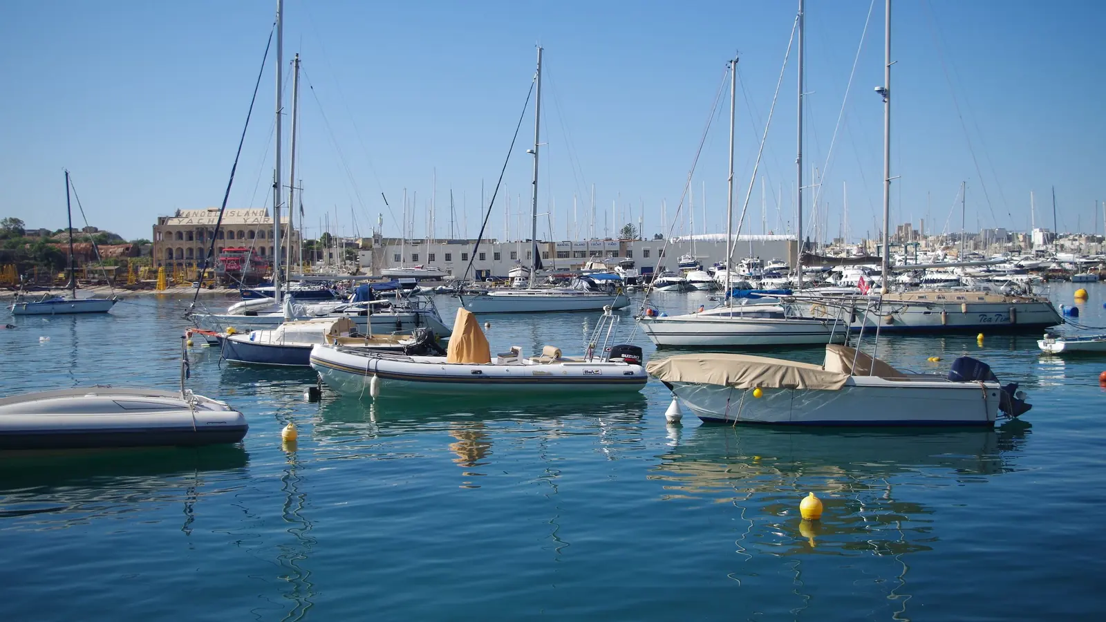 Port esportiu d'una ciutat costanera del Maresme amb les embarcacions amarrades, com el de Mataró