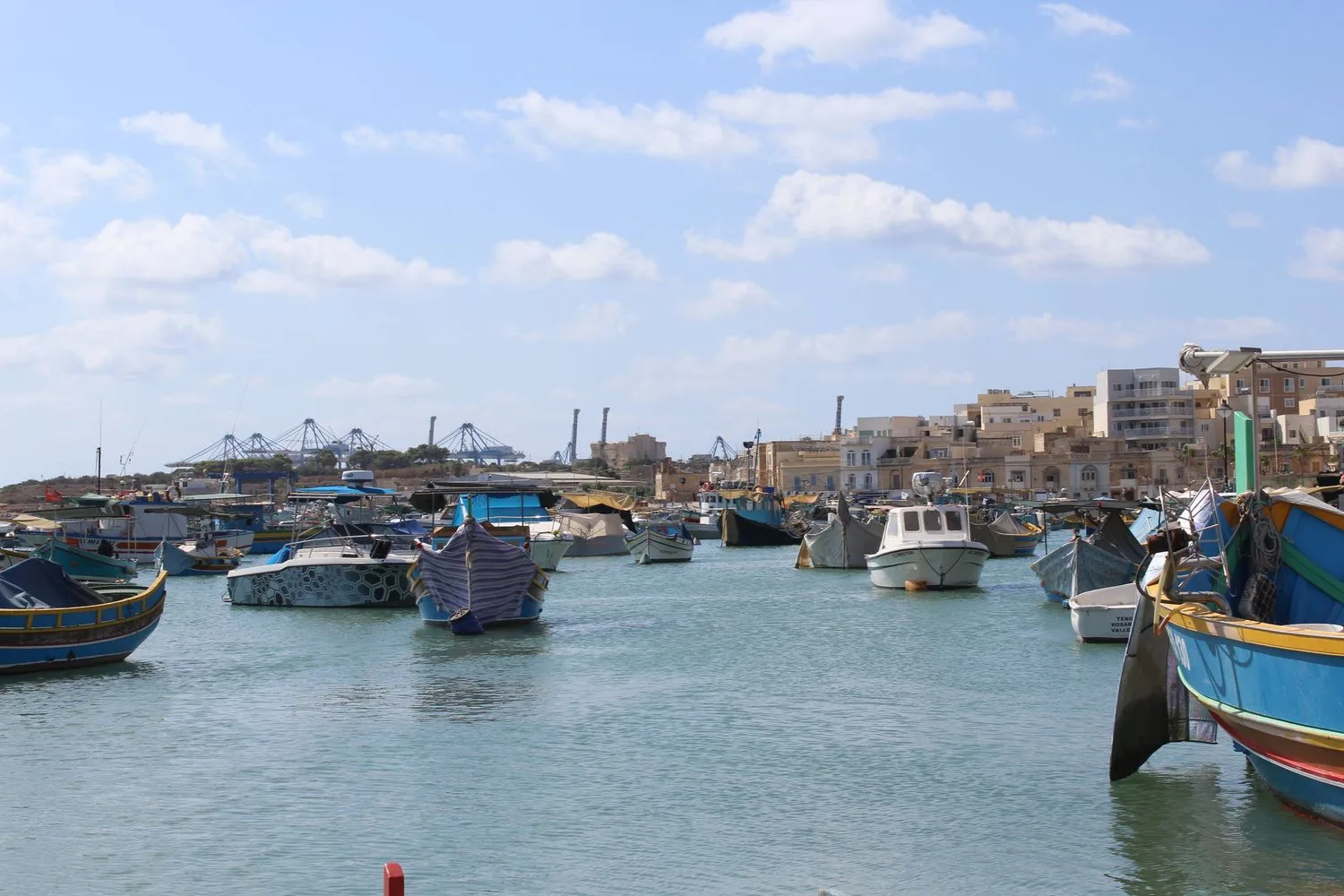 Barques de pesca amarrades al port d'un poble mediterrani, el Roses que treballa tot l'any