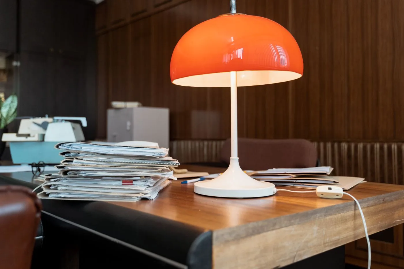 Documents i papers de l'empresa damunt la taula per redactar els textos legals del web