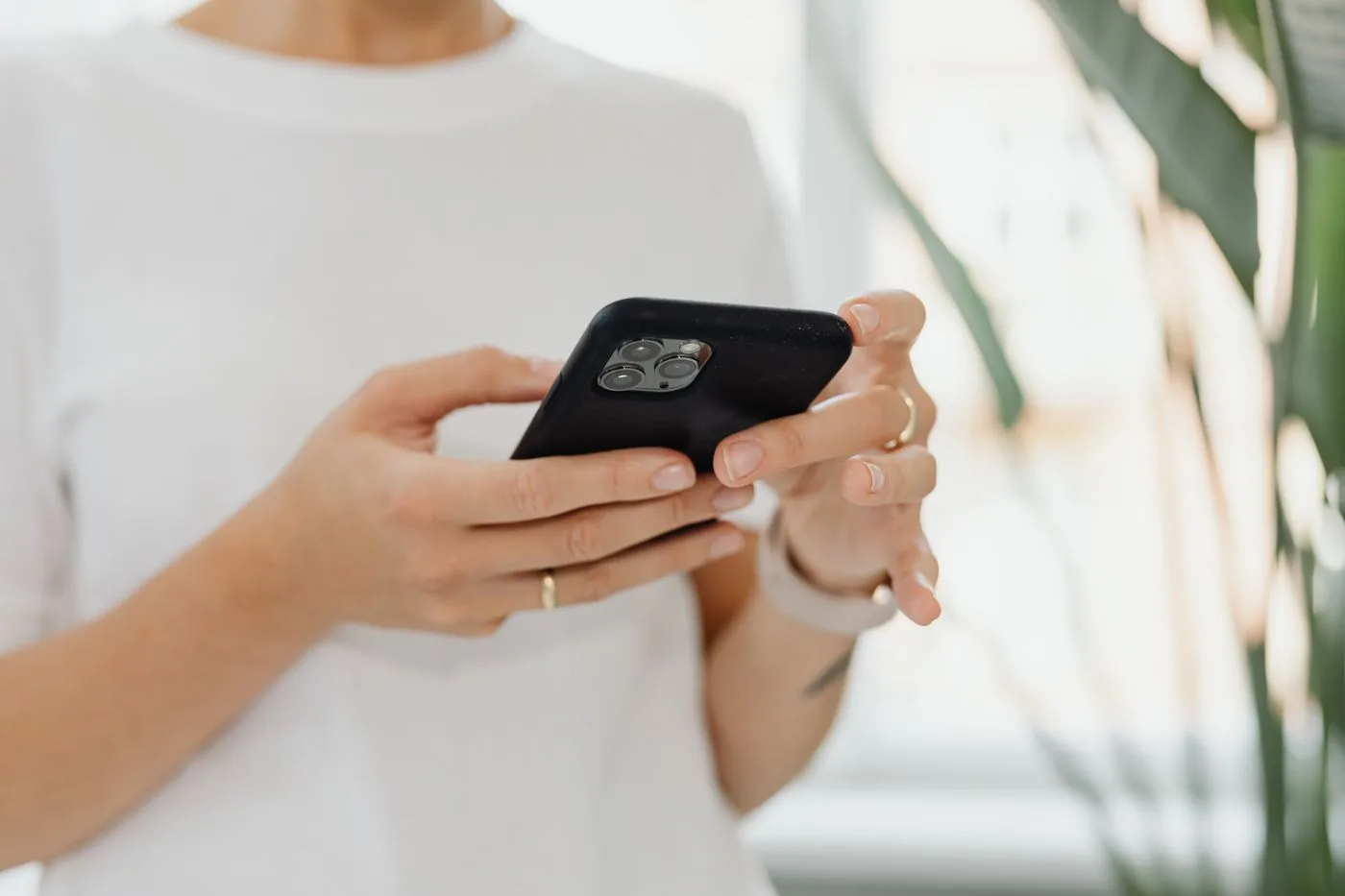 Checking an automatic renewal reminder on a phone