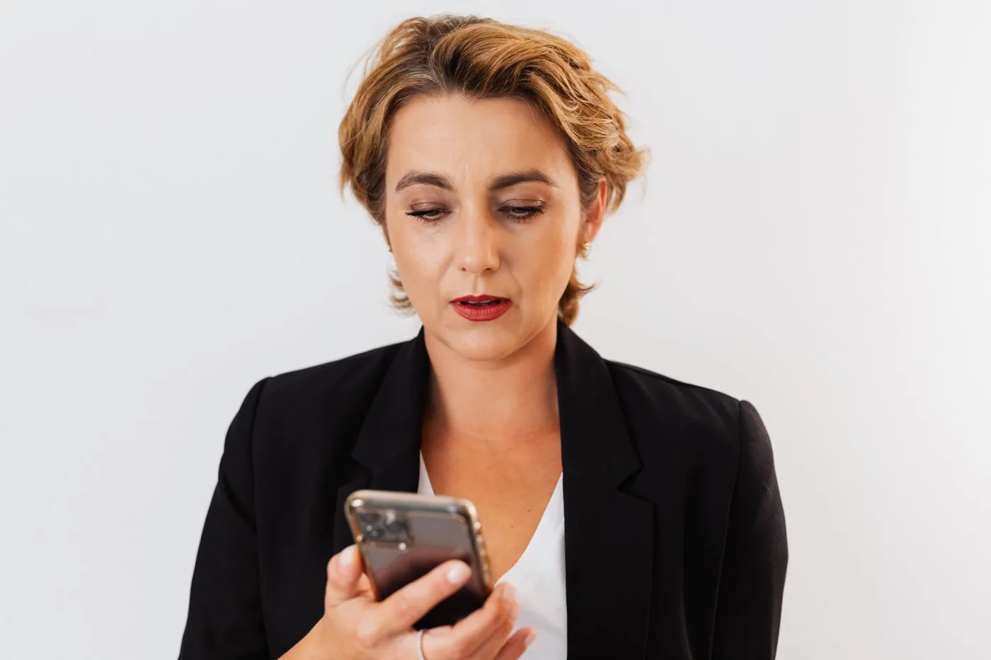 Empresaria leyendo con desconfianza un correo que le vende enlaces