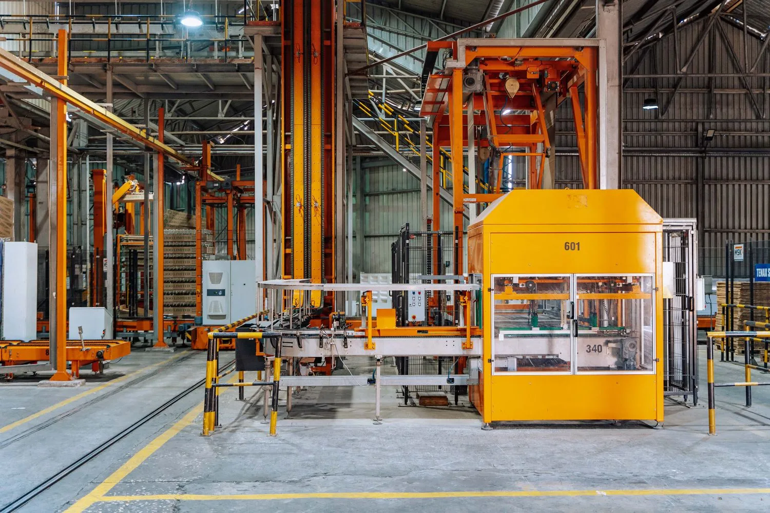 Nau industrial amb maquinària a l'espera de manteniment