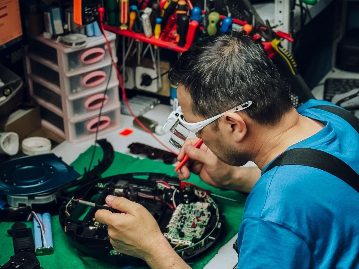 Taller petit on cada reparació s'apunta amb la seva peça i la seva garantia