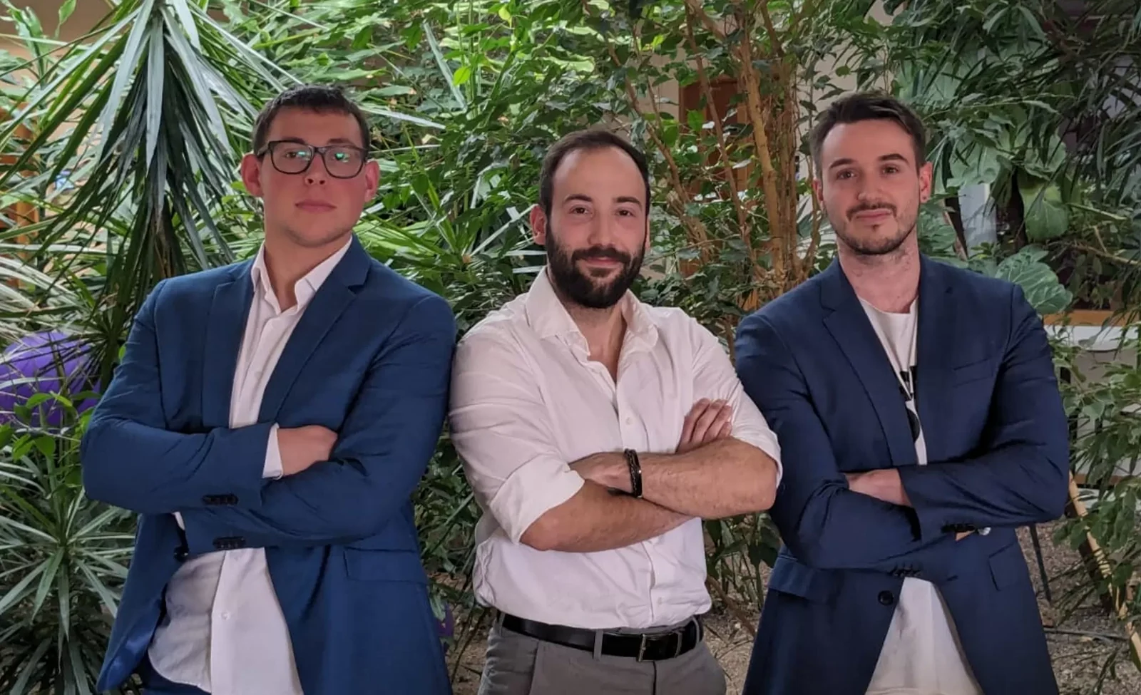 El equipo de Magnes Factory, sus tres socios con traje, agencia de marketing digital en Girona