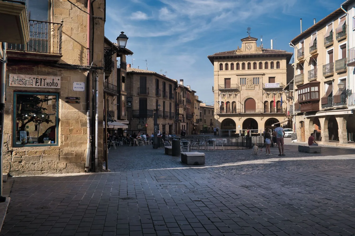 Plaça porticada d'una capital de comarca, on es concentra el comerç