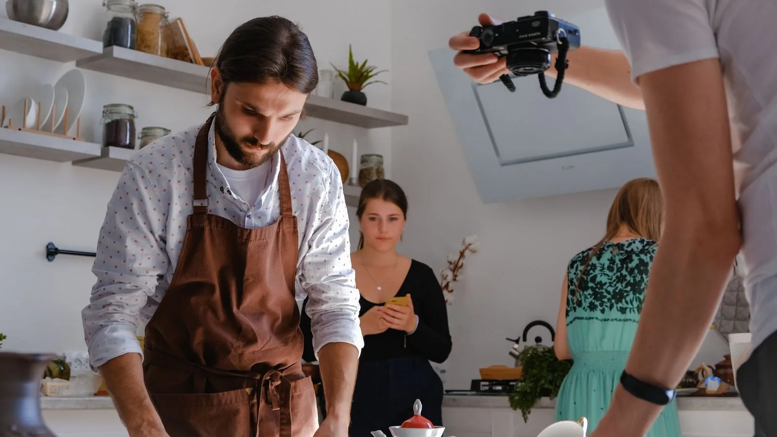 Día de fotos en un negocio, con el equipo trabajando delante de la cámara