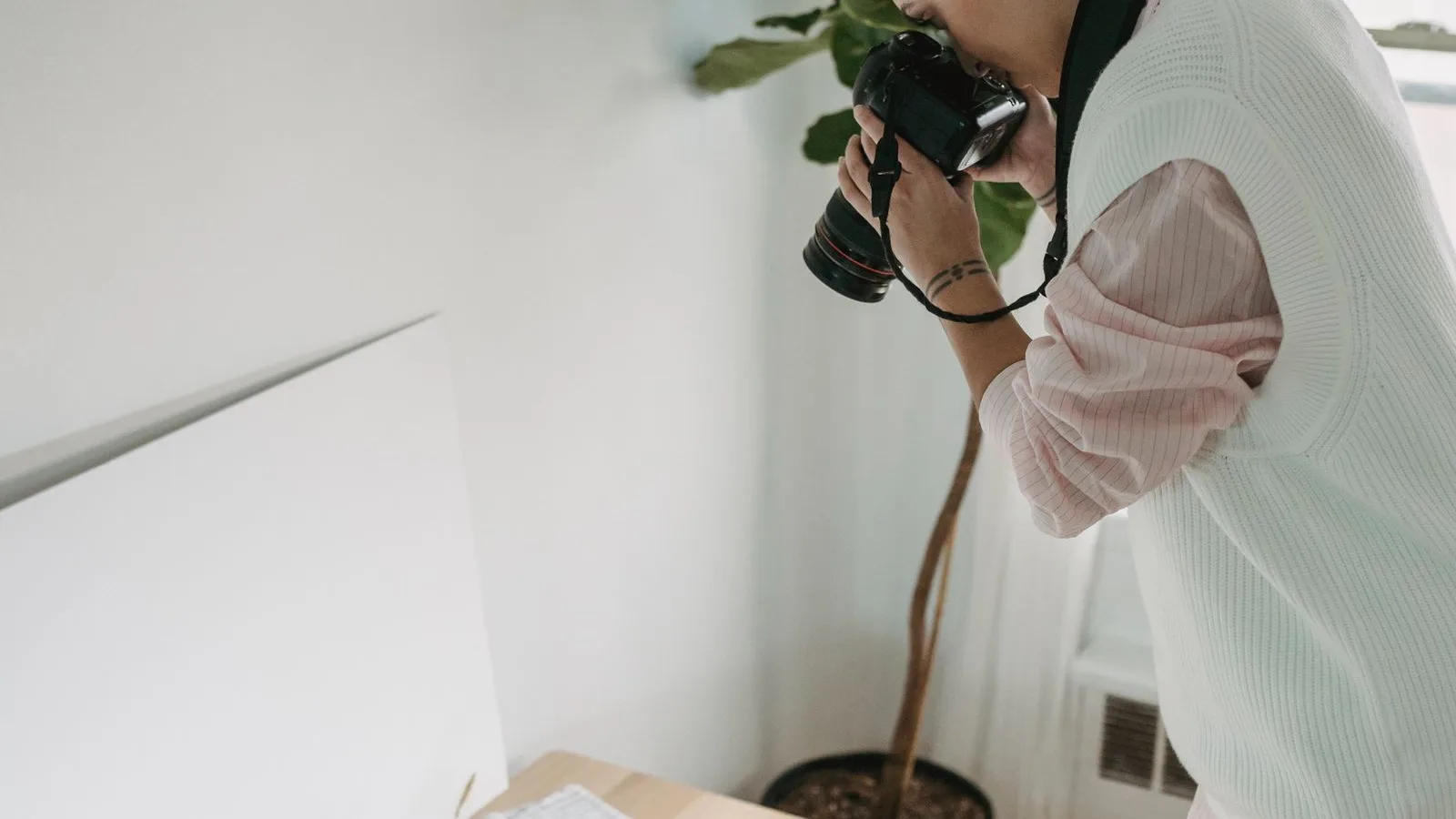 Día de fotos en un negocio: fotografiando el producto sobre la mesa para su propia web