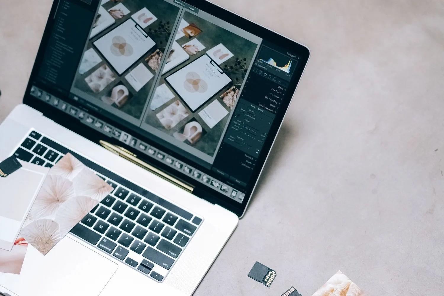 Cámara, tarjetas y portátil con las fotos originales antes de comprimirlas para la web