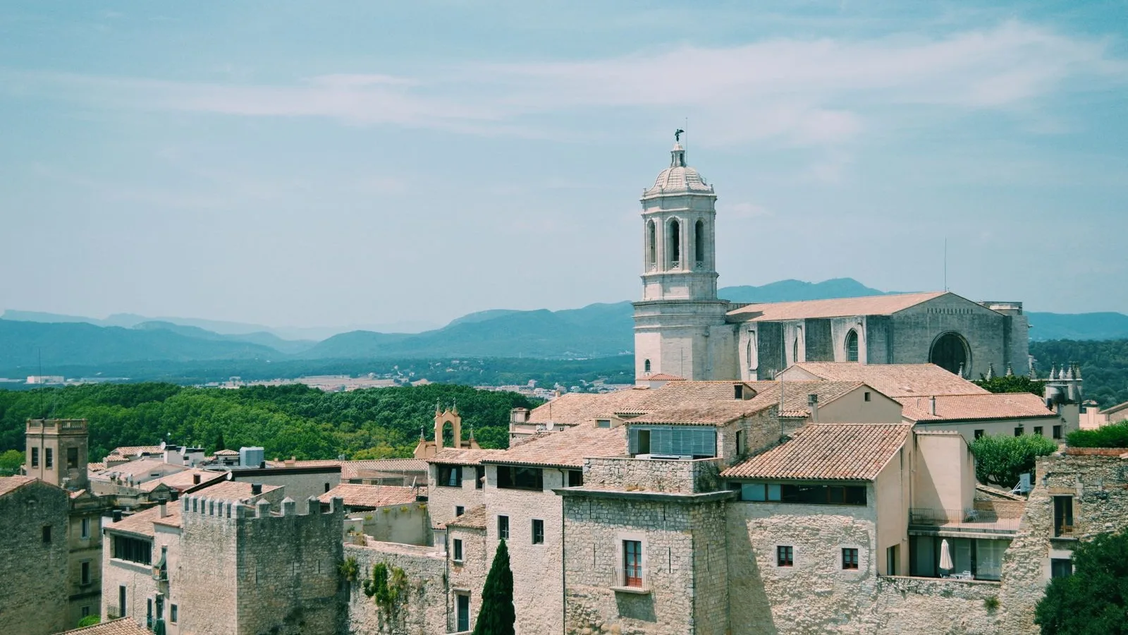 La catedral de Girona i les teulades del Barri Vell des de la muralla, la ciutat on apunten els anuncis de Google Ads a Girona