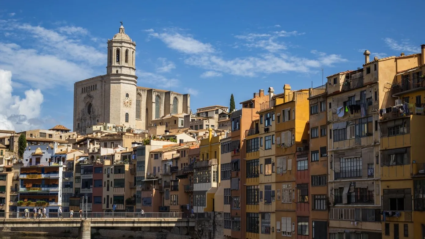 Las casas de colores del Onyar y la catedral de Girona con el cielo azul, la ciudad de los negocios que buscan hosting web en Girona