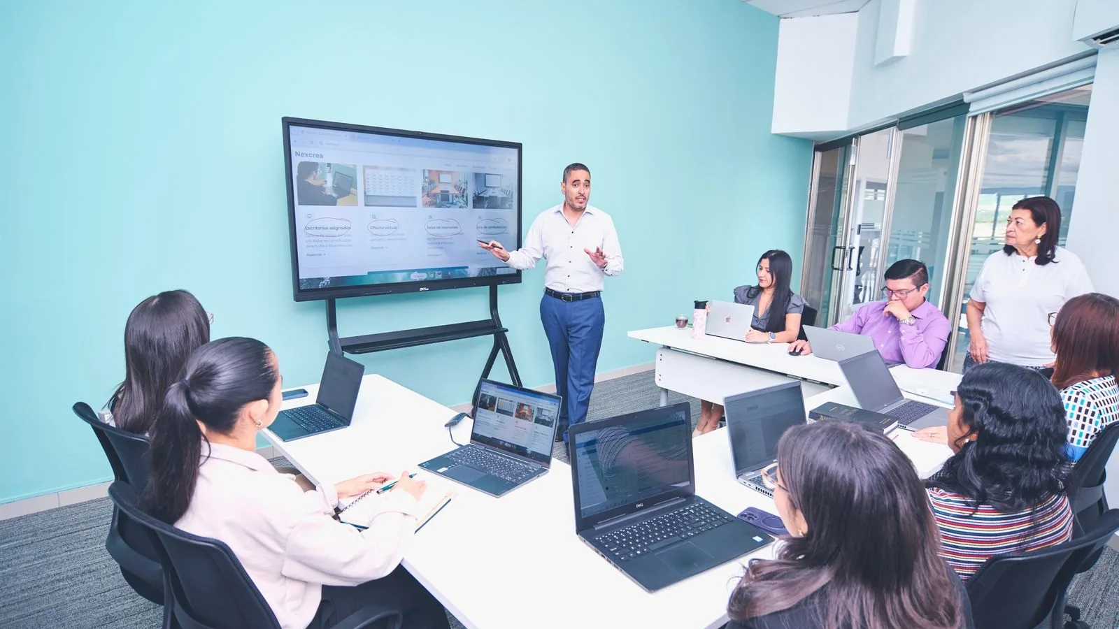 Equip d'una empresa reunit davant d'una pantalla decidint com fer servir la intel·ligència artificial al dia a dia