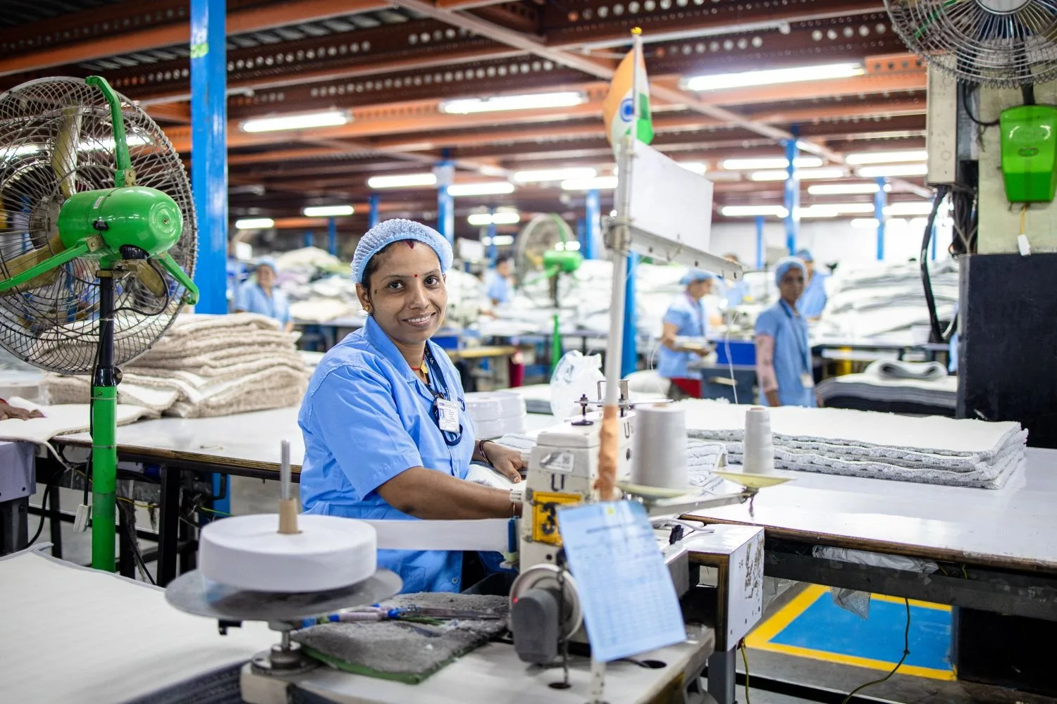 Treballadora en una fàbrica d'Olot, la indústria que ven a altres empreses a través del web