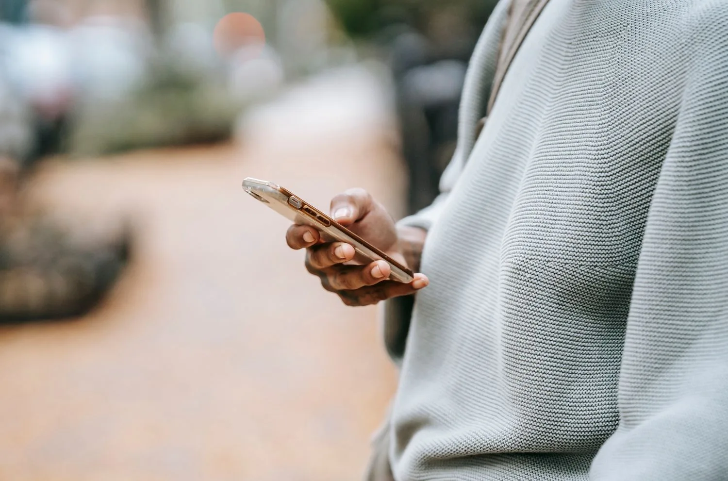 Consultant al mòbil la pantalla que substitueix la llibreta del negoci