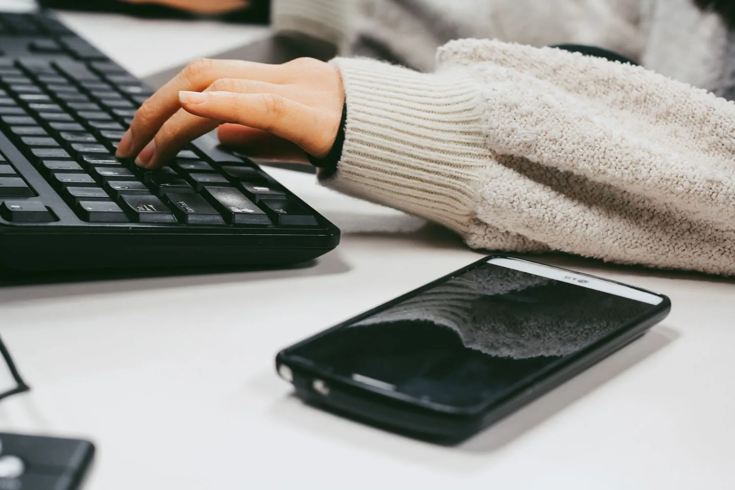 Mans escrivint al teclat una cerca com la que fan els teus clients