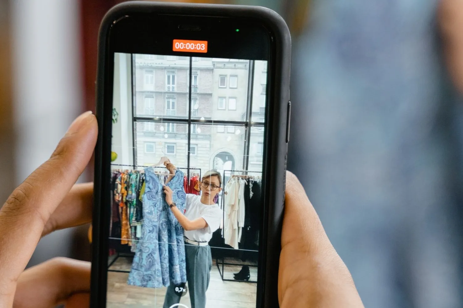 Fotografiando con el móvil el interior del local para la ficha de Google