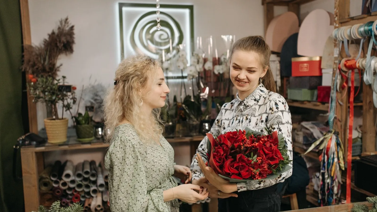 Florista lliurant un ram a una clienta que ja hi havia comprat abans