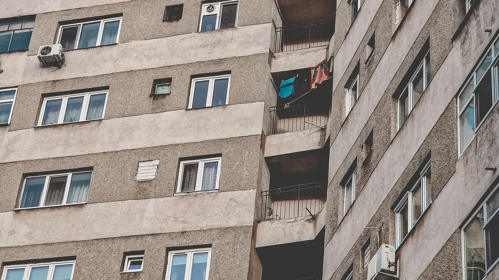 Blocs d'habitatges atapeïts d'una ciutat metropolitana densa com l'Hospitalet de Llobregat