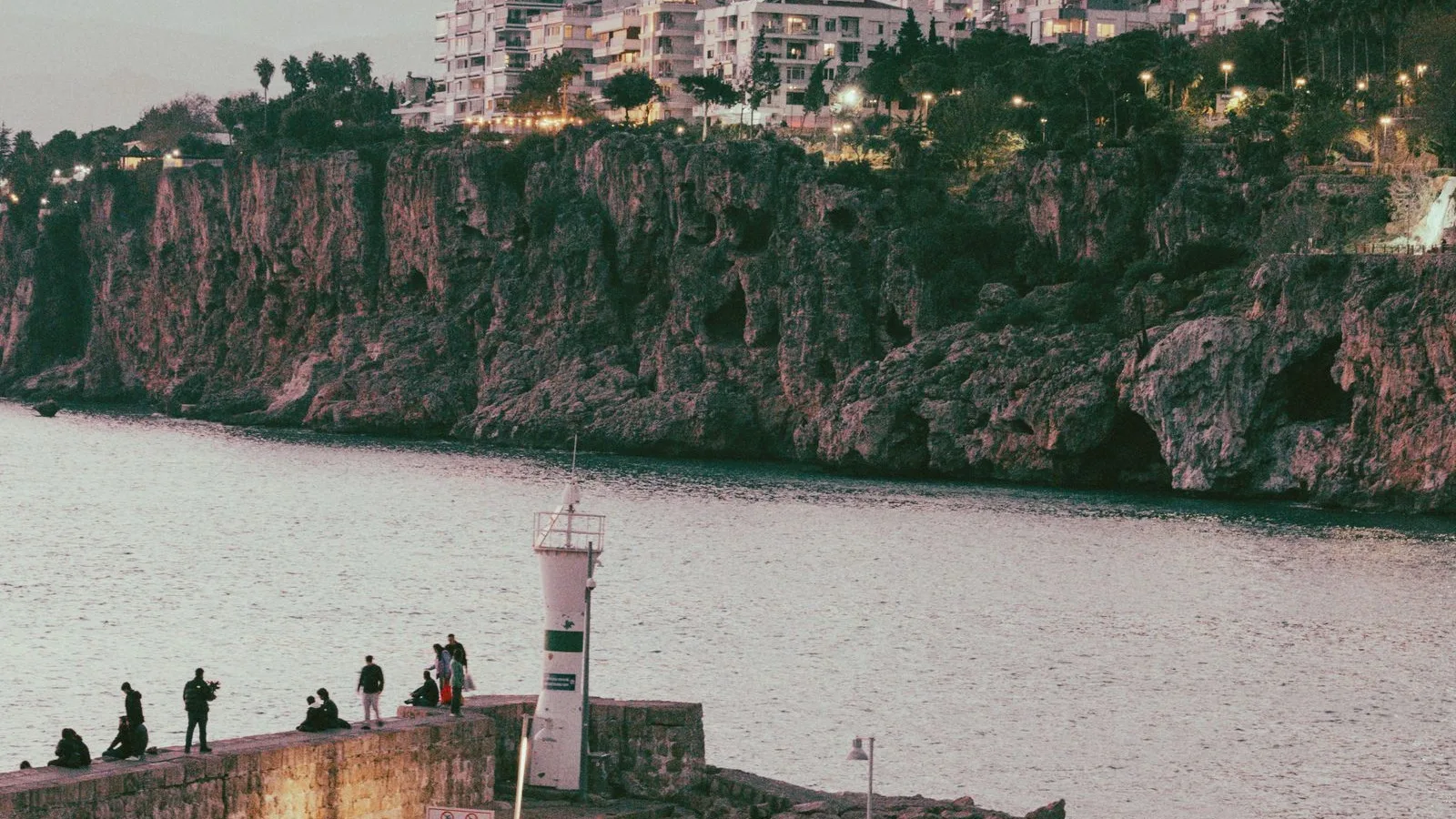 Port pesquer mediterrani al capvespre, com el front marítim de Mataró, capital del Maresme