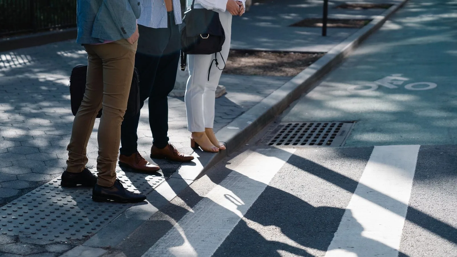 Gent esperant per creuar de camí a la feina a Sant Cugat