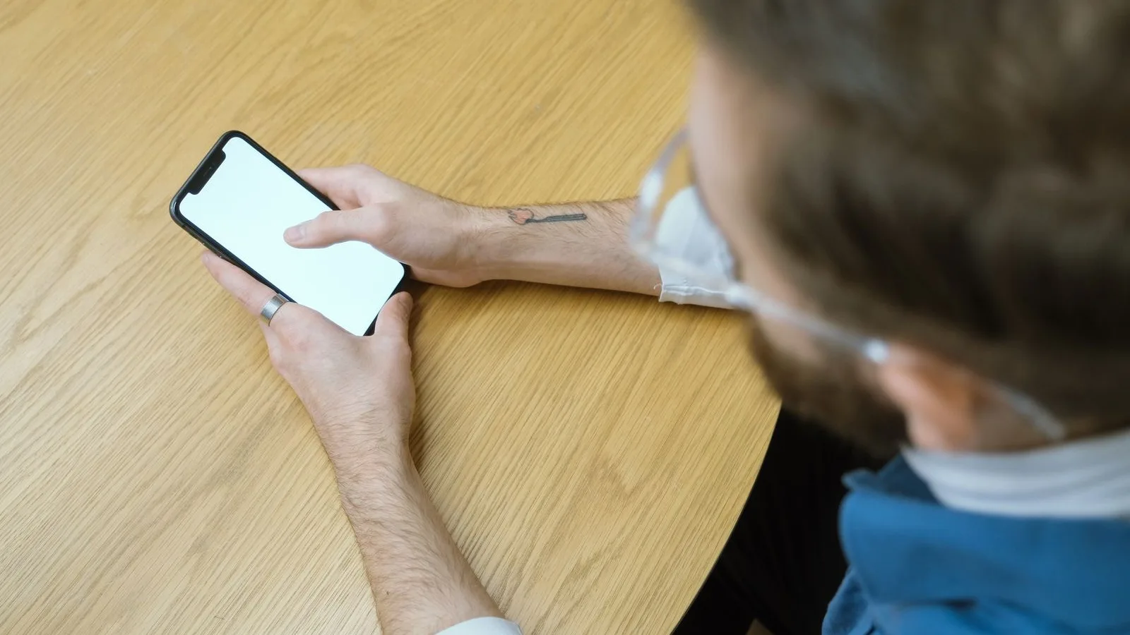 Mòbil amb la pantalla en blanc sobre la taula: una app més que ningú obre
