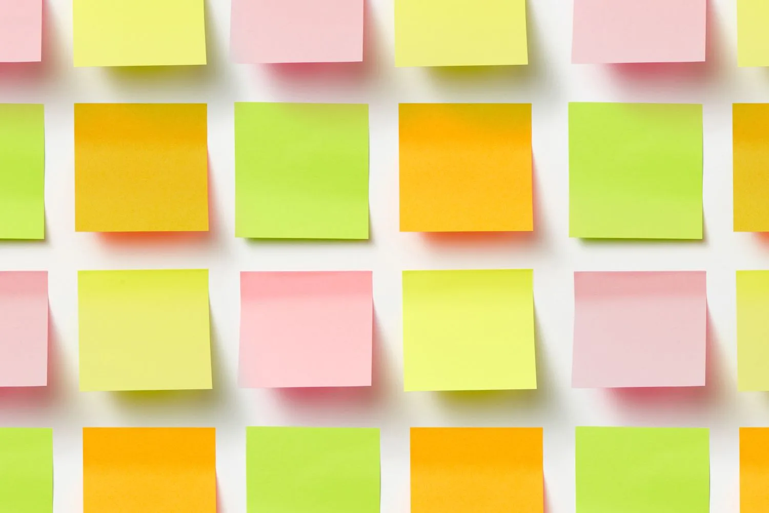 Paret plena de notes adhesives de colors, amb una comanda apuntada a cada paper