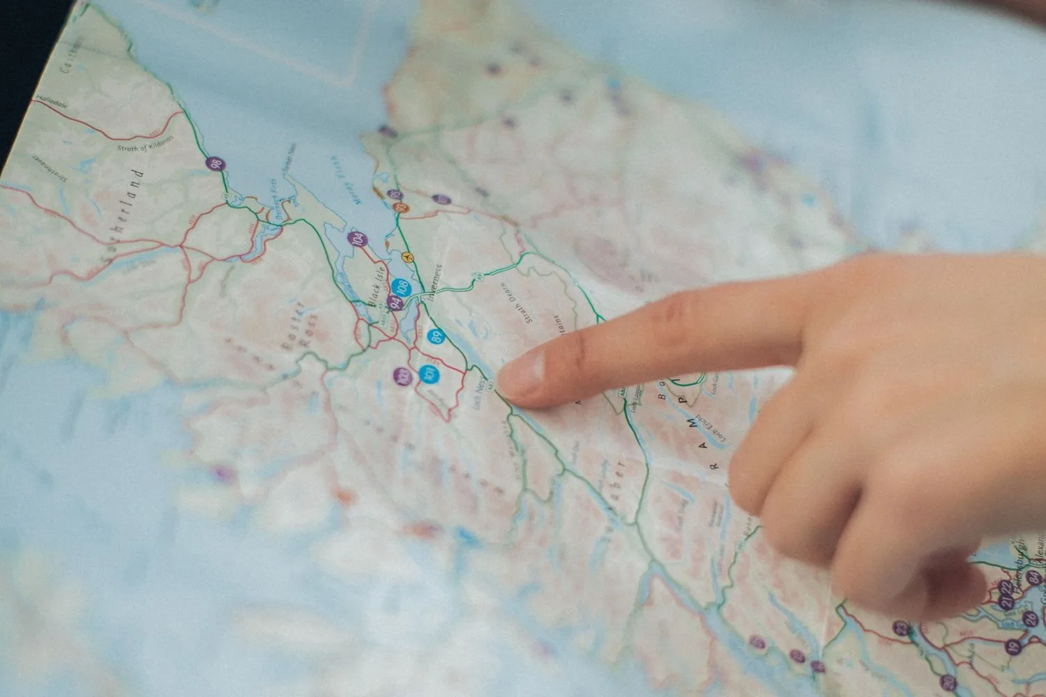 Un dit assenyala una ruta en un mapa de carreteres desplegat, el que ha de fer una bona pàgina 404: indicar per on continuar